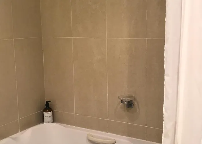 Deluxe Con Bano Privado En Atalaya Apartagolf, 民宿