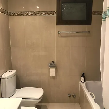 Habitación Deluxe Con Baño Privado En Atalaya Apartagolf, Habitación en casa particular Estepona